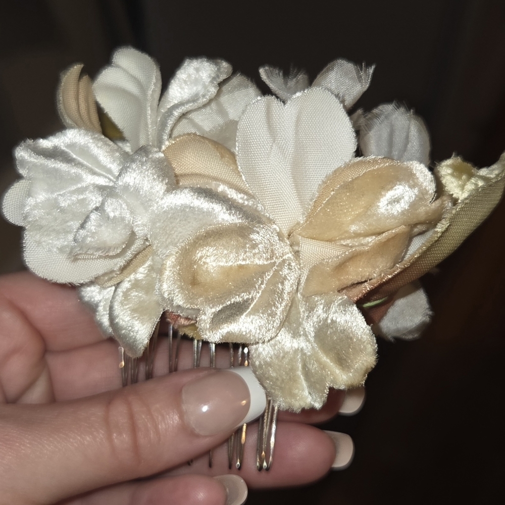 Chic Floral Hair Comb with Cream and Tan Blooms